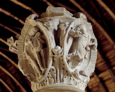 Toner av gregoriansk sång: den tredje (passion och uppståndelse av Kristus) och Tintinrection of christ (till höger), huvudstaden i kören (skulptur av Romanesque