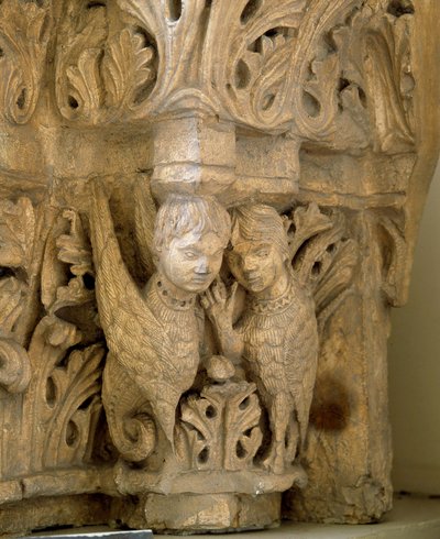 Toppen dekorerar sirener och fåglar efter modell av kyrkan Saint Loup de Naud (Seine och Marne) 1170. Paris, Museum of Monuments engelska av Romanesque