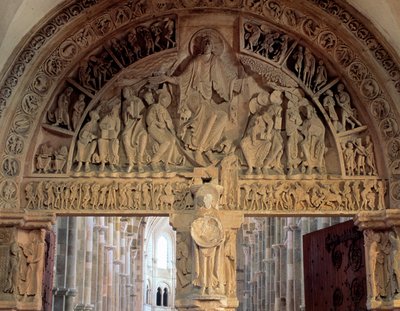 Tympanum i basilikan i Vezelay som representerar Kristus i majestät (Jesus Kristus i härlighet är representerad inuti en mandorla) 1100-talet. Vézelay basilikan av Romanesque