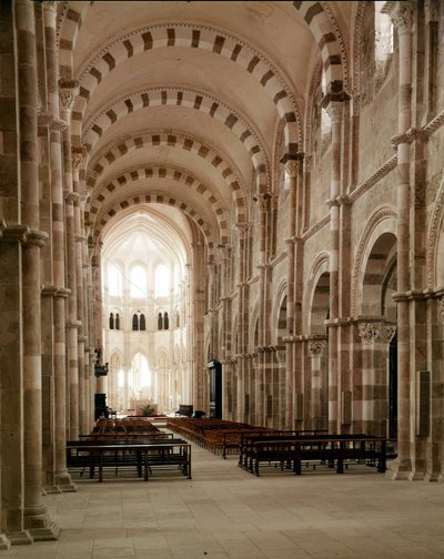 Vezelay Abbey (89), långhuset i basilikan Santa Maria Magdalena. 1100-talet. av Romanesque