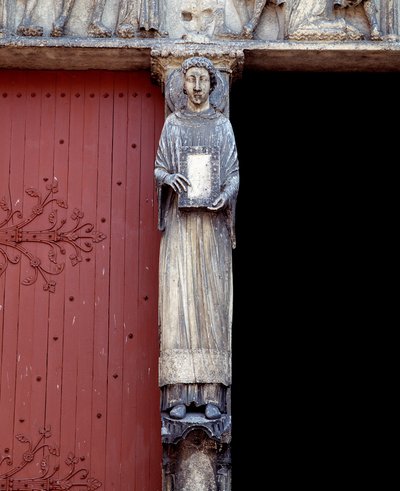 Utsikt över en skulptur på den centrala pelaren av den centrala portalen (1140-1200) av Romanesque