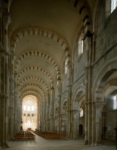 Vy över centralskeppet i basilikan Santa Maria Magdalena (Saint Mary Magdalene (1096-1106), Vezelay, Yonne av Romanesque