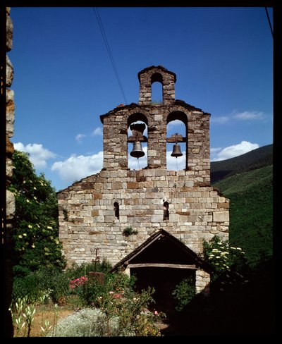 Utsikt över kyrkan (fotografi) av Romanesque
