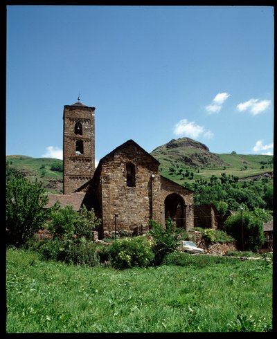Utsikt över kyrkan (fotografi) av Romanesque