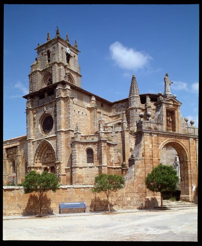 Utsikt över kyrkan Santa Maria la Real a Sasamon av Romanesque