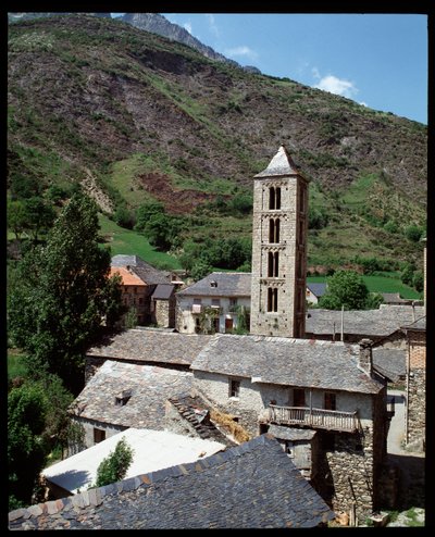 Utsikt över kyrkan med klocktorn av Romanesque