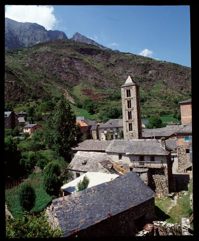 Utsikt över kyrkan med klocktorn av Romanesque