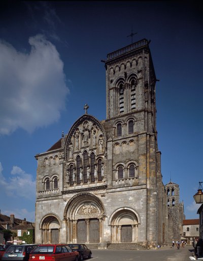 Utsikt över fasaden. Basilica of Santa Maria Magdalene (Sainte Marie Madeleine (1096-1106), Vezelay, Yonne av Romanesque