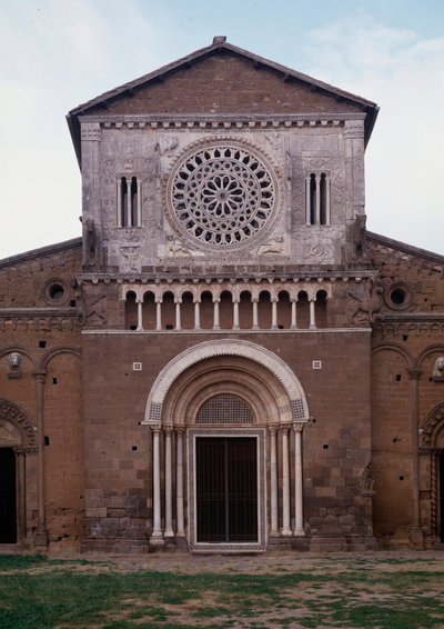 Vy över fasaden av kyrkan San Pietro (ca 1250, restauree 1870) Tuscania, Italien (Fasad av kyrkan St Peter (san Pietro), byggd omkring 1250 och restaurerad 1870, Tuscania, Italien) av Romanesque