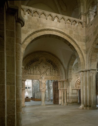 Vy över narthexen och den centrala trumhinnan som representerar apotrernas uppdrag. Basilica of Santa Maria Magdalene (Sainte Marie Madeleine (1096-1106), Vezelay, Yonne av Romanesque