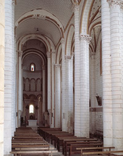 Utsikt över långhuset av Romanesque