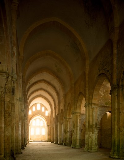 Utsikt över långhuset till kyrkan i cistercienserklostret grundad på 1100-talet. av Romanesque