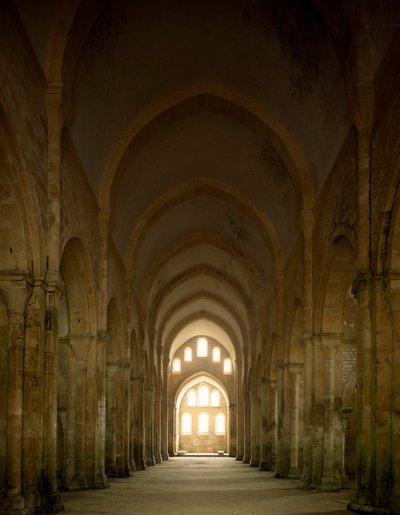 Utsikt över långhuset i kyrkan i cistercienserklostret grundad på 1100-talet. av Romanesque
