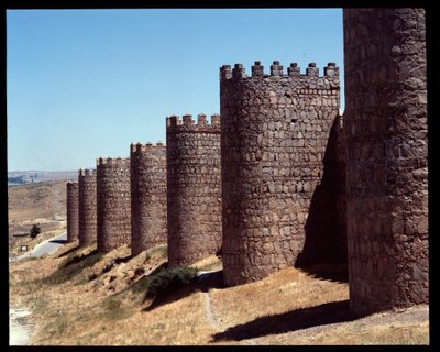 Utsikt över väggarna i Avila, Spanien (Utsikt över väggarna i Avila, Spanien) av Romanesque
