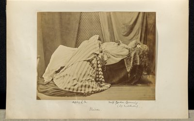 [Lady Middleton som "Elaine" och Sophy L.M. i Tableau Vivant ur "Idylls of the King"] av Ronald Ruthven Leslie Melville