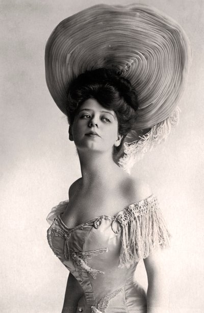 Camille Clifford 1885-1971, belgisk skådespelerska, 1905. av Rotary Photo