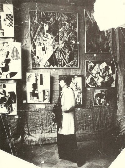 Alexandra Ekster framför Udaltsovas målningar på utställningen The Store, Moskva av Russian Photographer