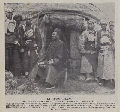 Li-Hung-Chang, den mest anmärkningsvärda av alla kineser och hans följe (s/v foto) av Russian Photographer