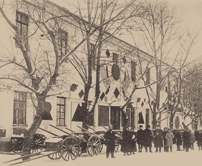 Malevitj och elever från konstskolan dekorerar de vita barackerna i Vitebsk, december 1919 (svartvitt foto) av Russian Photographer