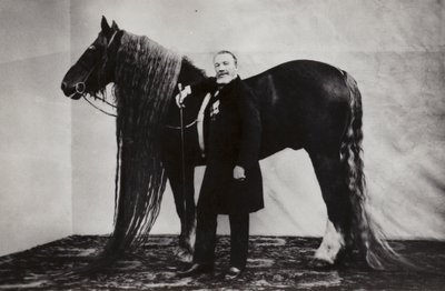 Den ryske cirkusartist Akim Nikitin med en häst av Russian Photographer