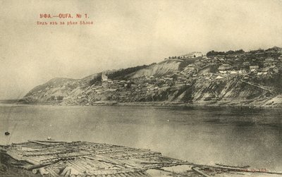 Utsikt över Ufa, Ryssland, från andra sidan floden Belaya (s/v foto) av Russian Photographer
