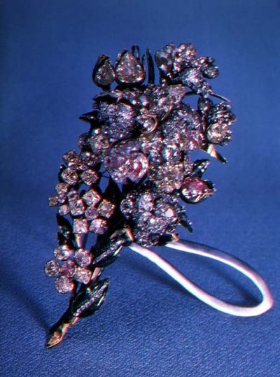 Brosch i form av en bukett blommor satt med briljantslipade diamanter och emaljdekoration, c.1750 (guld, silver, diamanter och emalj) av Russian School