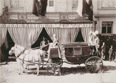 Vagn som anländer till tsar Nikolaj II:s (1868-1918) bröllop med prinsessan Alexandra av Hessen (1872-1918), ca 1896 av Russian School