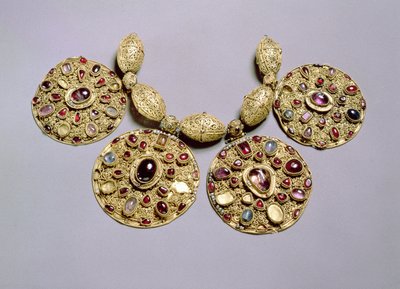 Medaljonger från Barmy Collar, med filigran- och granuleringsdekor, Rayazan, 1100-tal (guldset med juveler och pärlor) av Russian School