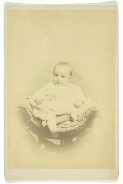 Utan titel porträtt av sittande spädbarn, 18501899. av S. A. Thomas