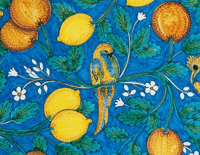 Citrusfrukt, blommor och fåglar på blå bakgrund, dekorativ detalj från bord, majolika av lavasten, Salvatore Gurreri-tillverkning, Caltagirone, Sicilien, Italien, 1900-tal av Salvatore Gurreri manufacture