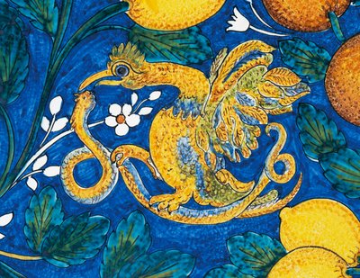 Citrusfrukt, blommor och fåglar på blå bakgrund, dekorativ detalj bord, majolika emaljerad lavasten, Salvatore Gurreri tillverkning, Caltagirone, Sicilien, Italien, 1900-tal av Salvatore Gurreri manufacture