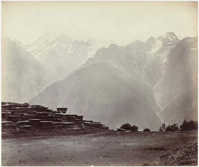 Vy över Chini med Himalaya i bakgrunden Panoramautsikt över Chini (originaltitel) av Samuel Bourne (attributed to)