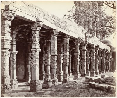 Colonnade mötte ornamenten aan de basis van de Qutb Minar i Delhi Colonnade of Hindoo Pillars, at the Kútub, East Side (originaltitel på objektet) av Samuel Bourne (signed by artist)