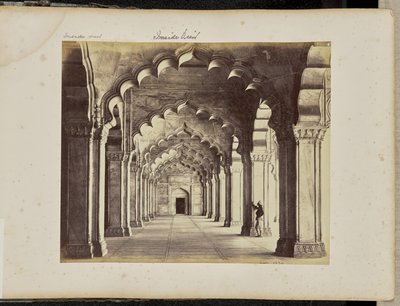 Agra; interiör av Motee Musjid, som visar mittgången av Samuel Bourne