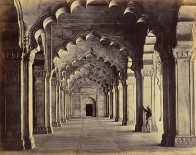 Agra - Interiör av Moti Masjid, med mittskeppet av Samuel Bourne