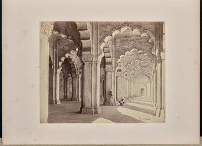 Agra; interiör i Moti Masjid med saracenska bågar och pelare av marmor av Samuel Bourne