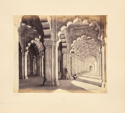 Agra; interiör av Moti Masjid med saracenska marmorbågar och pelare av Samuel Bourne