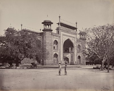 Agra. Porten till trädgårdarna kring Taj Mahal av Samuel Bourne
