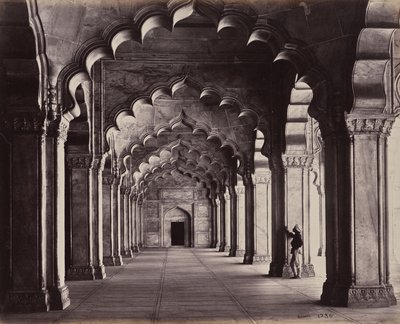 Agra. Moti Masjid, Pärlmoskén. Vy över hela sidoskeppet av Samuel Bourne
