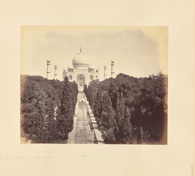 Agra; Taj och trädgården, sedd från ingångsporten av Samuel Bourne