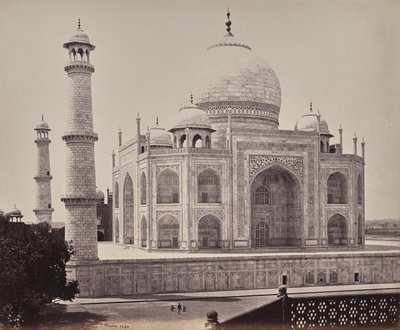 Agra. Vy över Taj från ett hörn i fyrkanten av Samuel Bourne