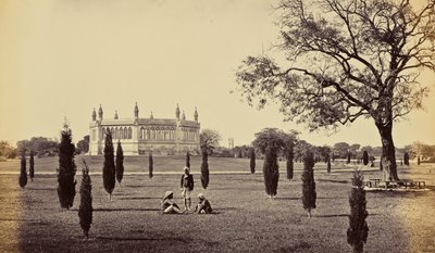 Cawnpore; Minnesbrunnen, med Cawnpore-kyrkan i bakgrunden av Samuel Bourne