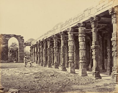 Delhi; Kolonnad av hinduiska pelare vid Qutb Minar, norra sidan av Samuel Bourne