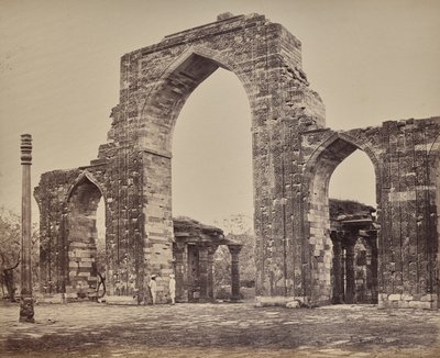 Delhi. Stor båge och järnpelare nära Qutub Minar, ruinerna av gamla Delhi av Samuel Bourne