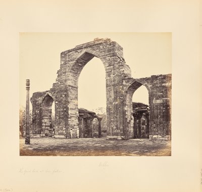 Delhi; Kutub Minar, den stora bågen och järnpelaren av Samuel Bourne