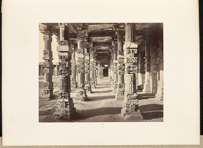 Delhi; Kutub Minar, interiörvy av den östra kolonnaden av Samuel Bourne