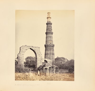 Delhi; Kutub Minar, med den stora bågen, från väster av Samuel Bourne