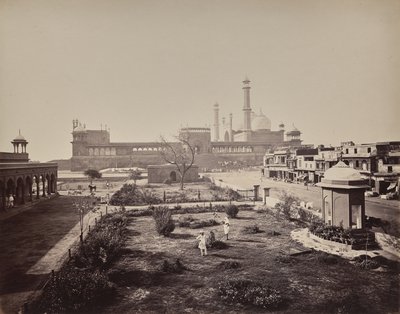 Delhi. Vy över norra sidan av Jama Masjid, den främsta muslimska böneplatsen av Samuel Bourne