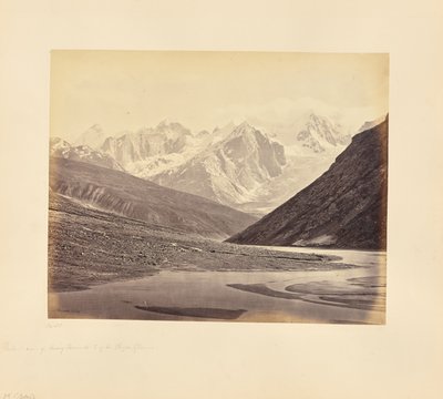 Avlägsen vy över de snöklädda topparna söder om Shigri-glaciären av Samuel Bourne