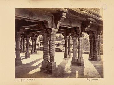 Fatehpur Sikri; snidade pelare i Panch Mahal av Samuel Bourne